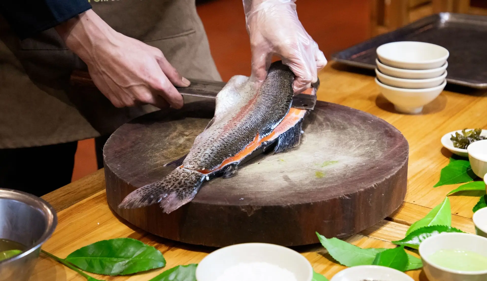 Comparaison d’un écailleur manuel et d’un poisson prêt à être préparé